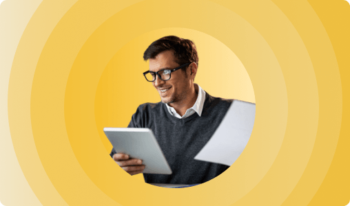 Imagem de homem feliz olhando finanças